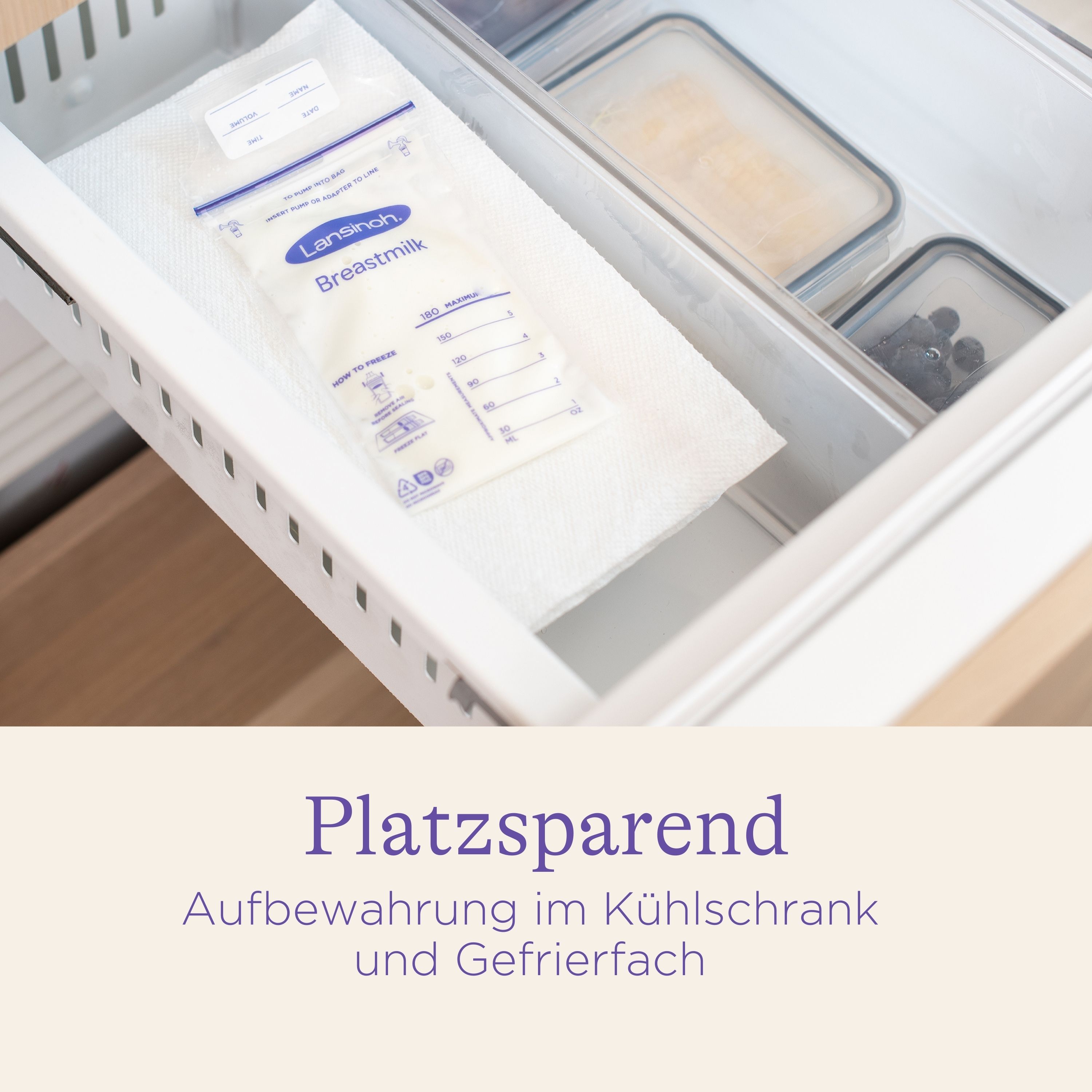Moedermelkzakje in een lade in de koelkast. Opschrift: Breastmilk. Ruimtebesparend.