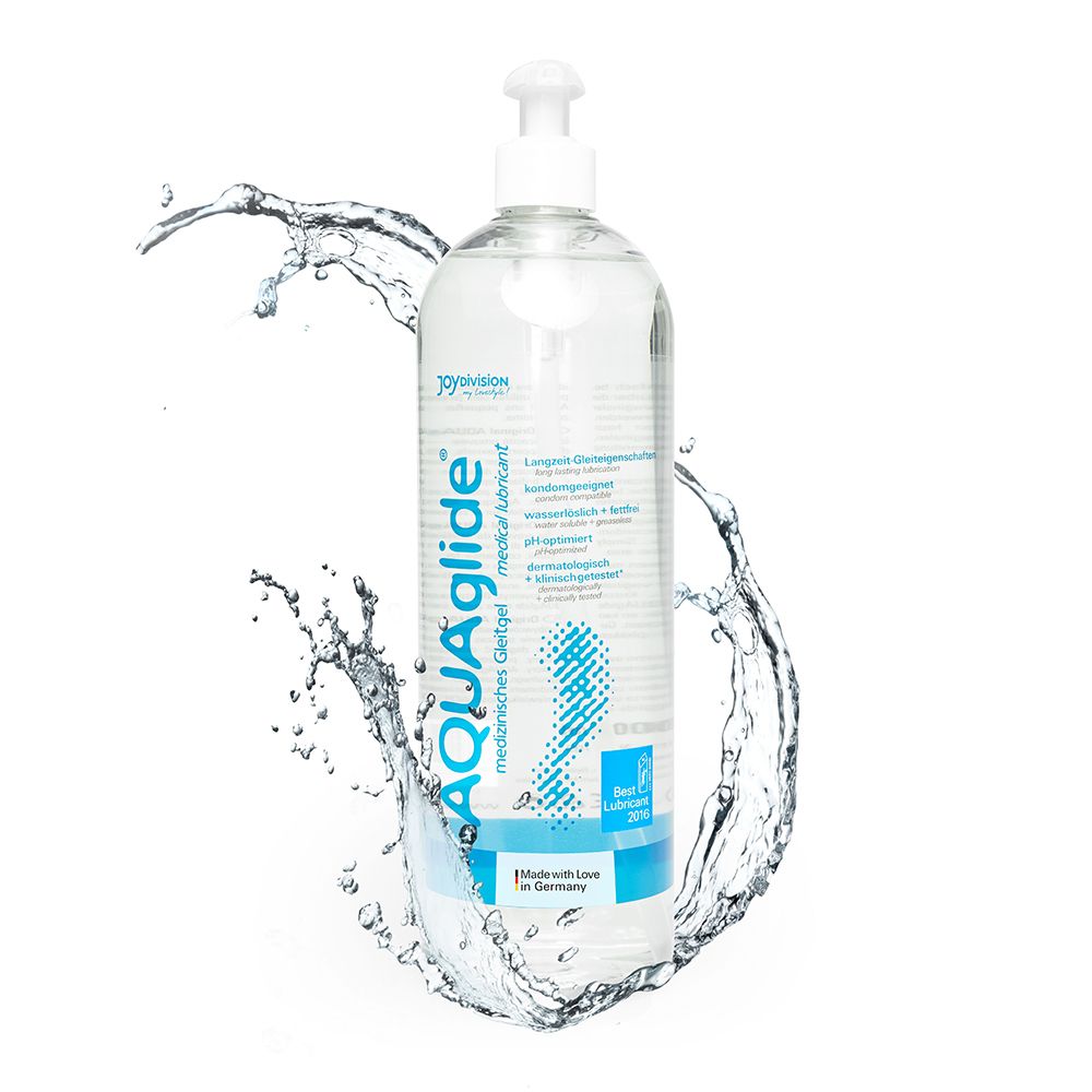 Flacon de gel lubrifiant AQUAGLIDE avec pompe, entouré d'éclaboussures d'eau.