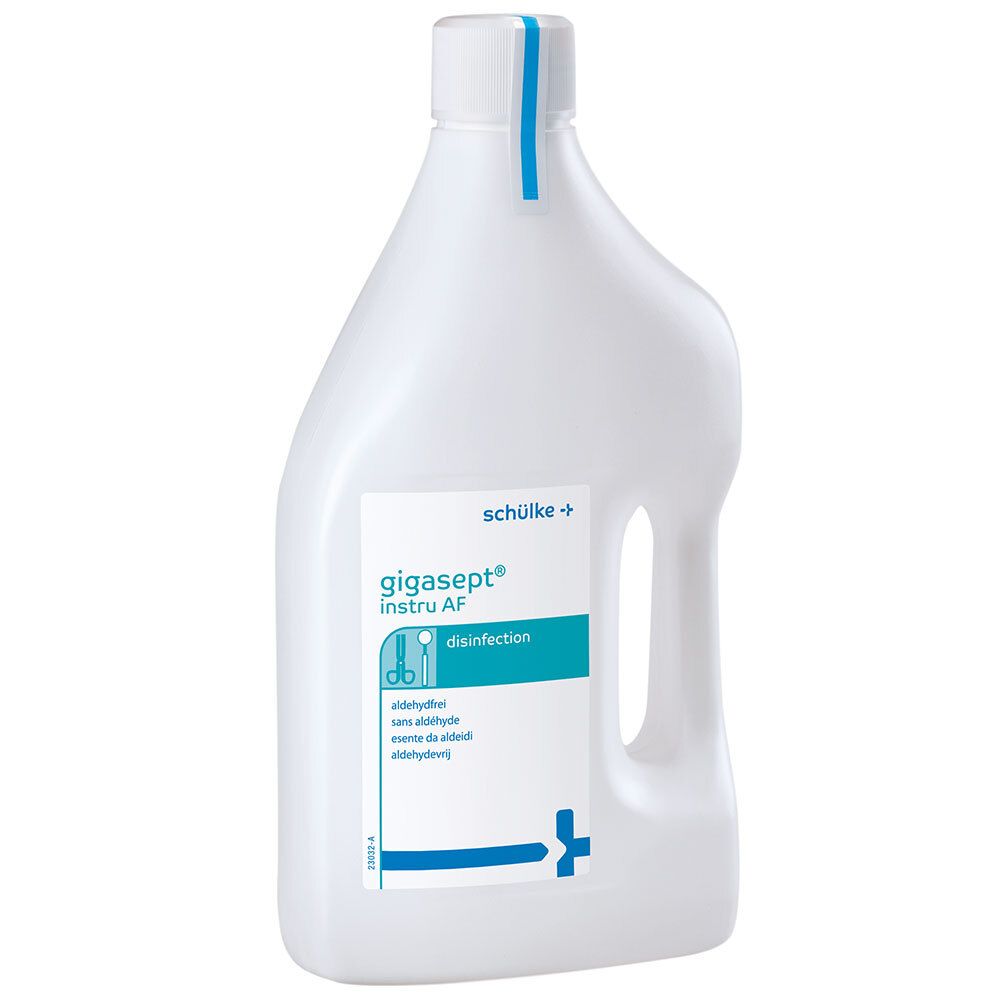Witte fles met blauwe streep op de dop. Opschrift: gigasept® instru AF, disinfection. Met handvat.