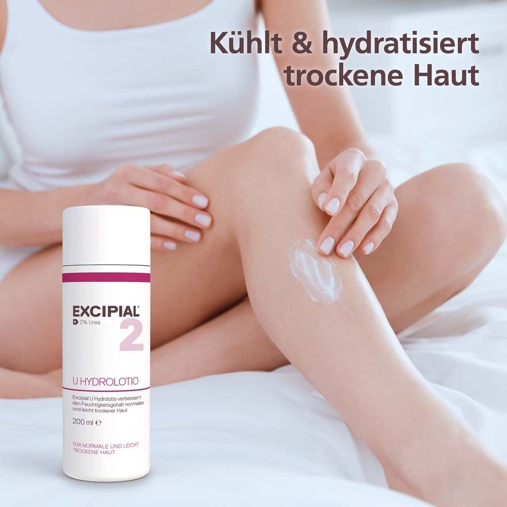 Femme appliquant lotion sur la jambe. Flacon blanc avec accents roses. Texte : Rafraîchit et hydrate la peau sèche.