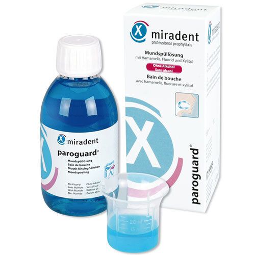 Flacon de bain de bouche bleu avec bouchon blanc, gobelet et boîte. Inscription : miradent paroguard®.