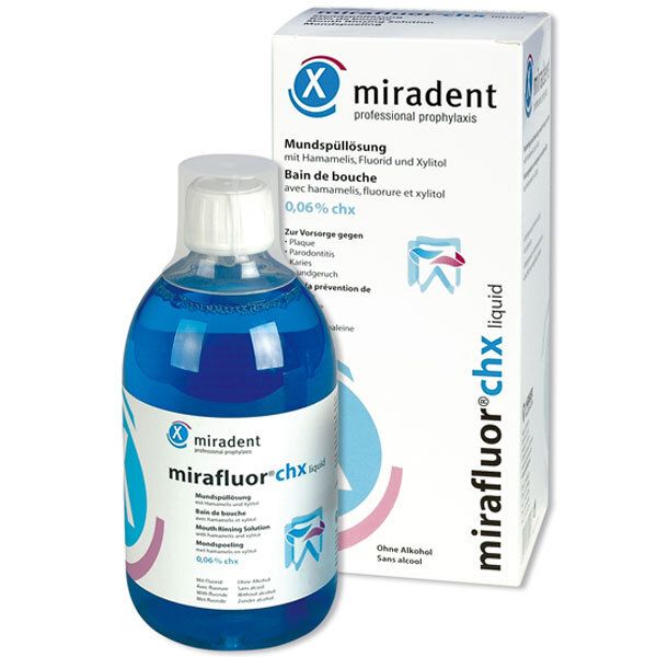 Blauwe mondspoelfles en doos. Opschrift: miradent mirafluor® chx liquid. 0,06% chx. Zonder alcohol.