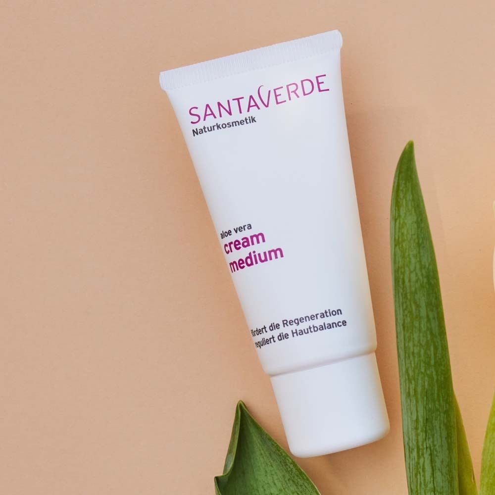 Tube blanc avec logo SANTAVERDE, Aloe Vera et "cream medium".