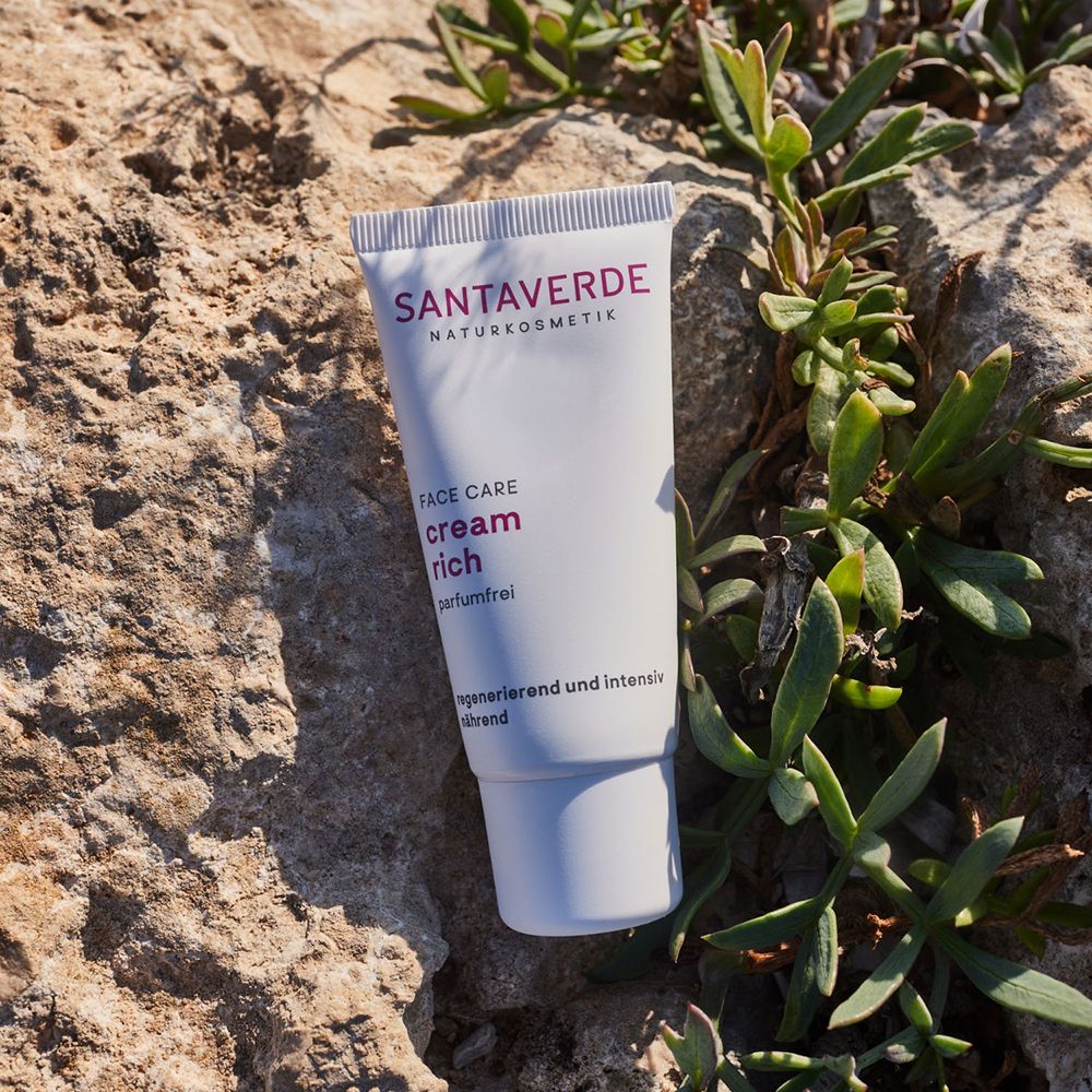SANTAVERDE Aloe Vera Crème rich zonder geur op rotsen met planten.