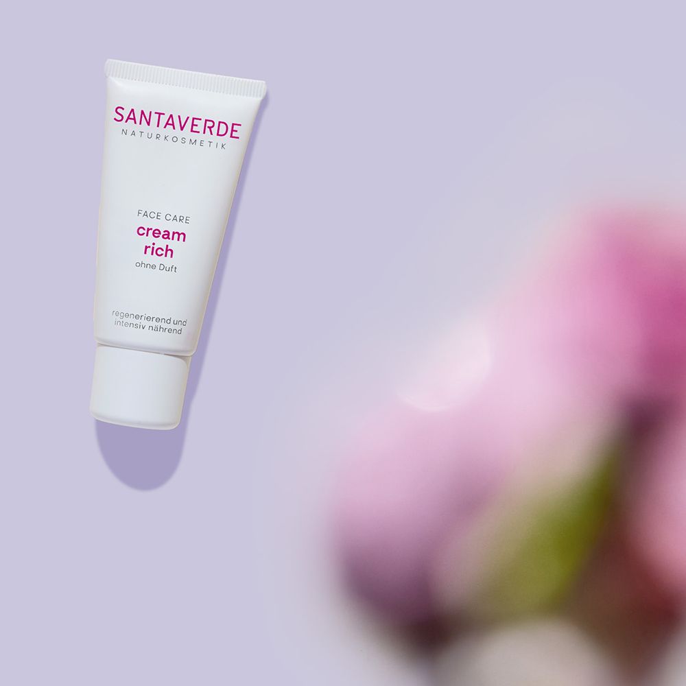 SANTAVERDE Aloe Vera Crème rich zonder geur met paarse achtergrond en bloem.
