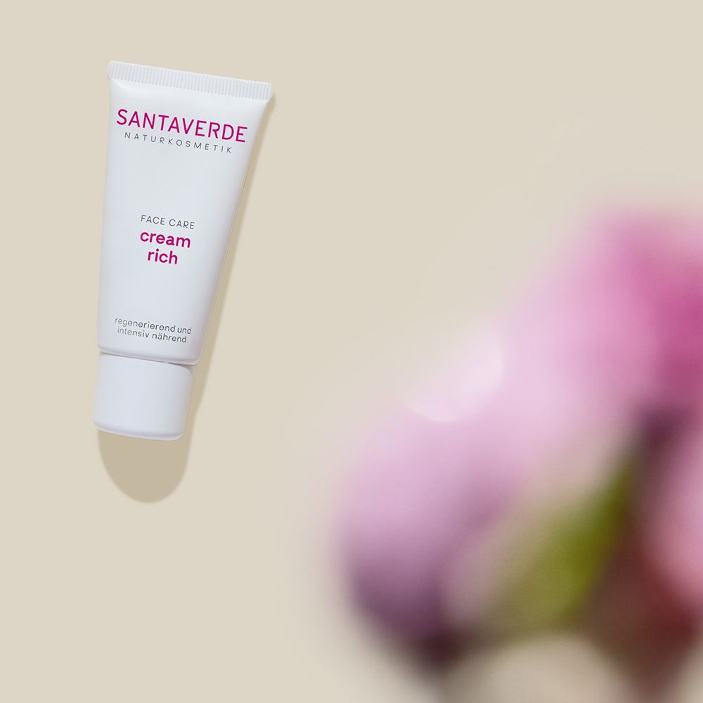 Witte tube met SANTAVERDE-logo. Gezichtscrème rich. Tekst: Regenereert de lipidenstructuur, versterkt de huid, voedt intensief.