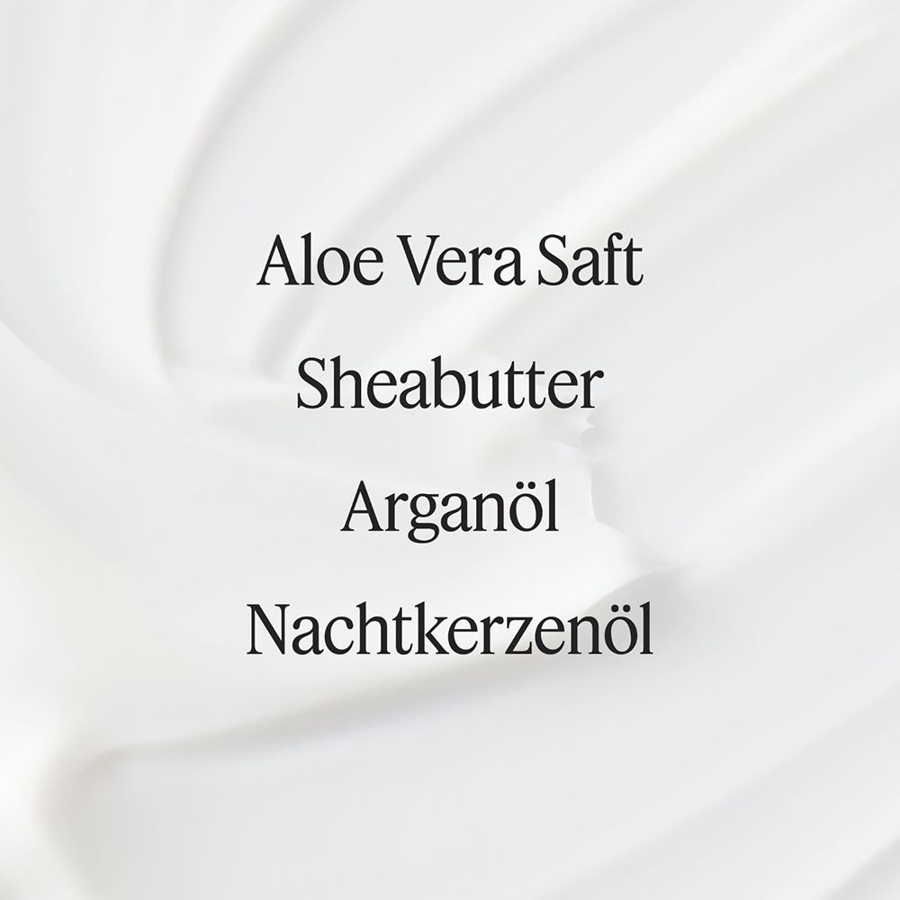 Witte verpakking met SANTAVERDE-logo. Gezichtscrème rich. Tekst: regenererend en voedend. Voor de droge huid.