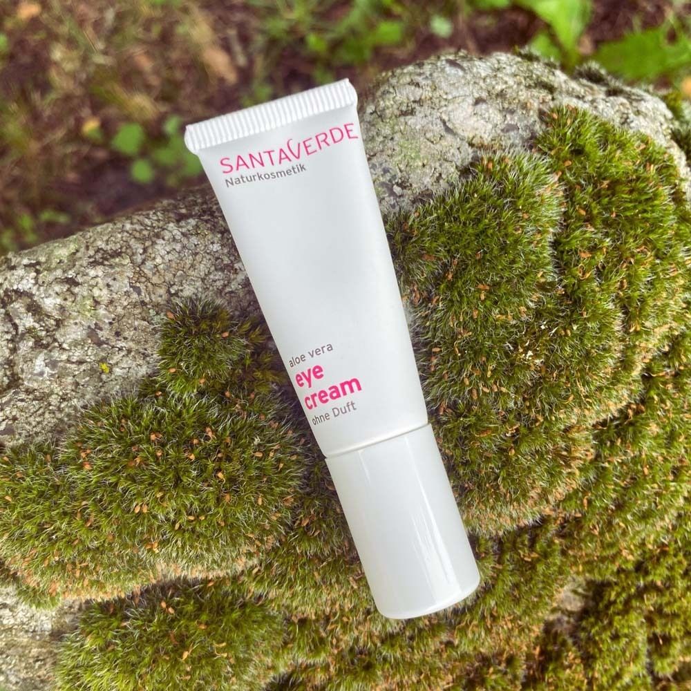 Tube 'eye cream' op mos. Logo SANTAVERDE. Tekst: Aloe vera, zonder parfum.