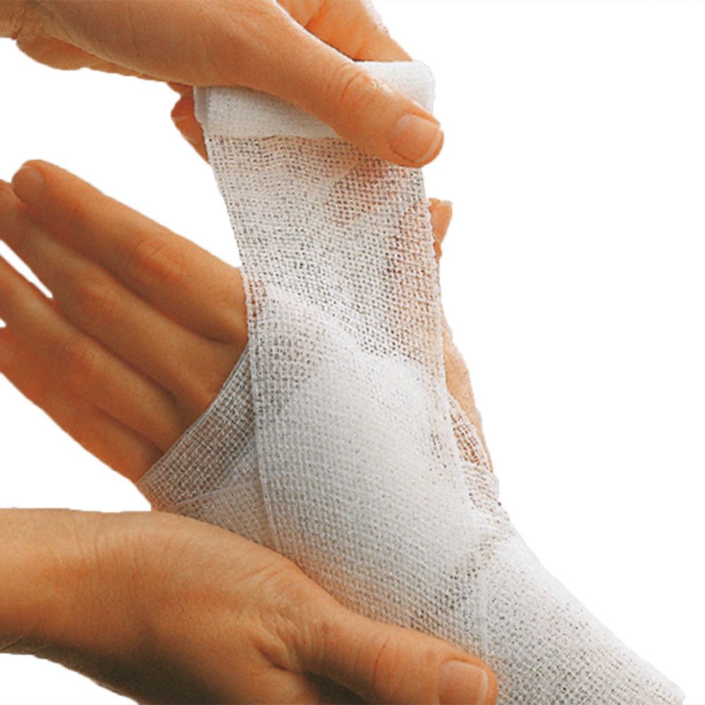 Bande élastique blanche enroulée autour d'une main. La texture du bandage est visible.