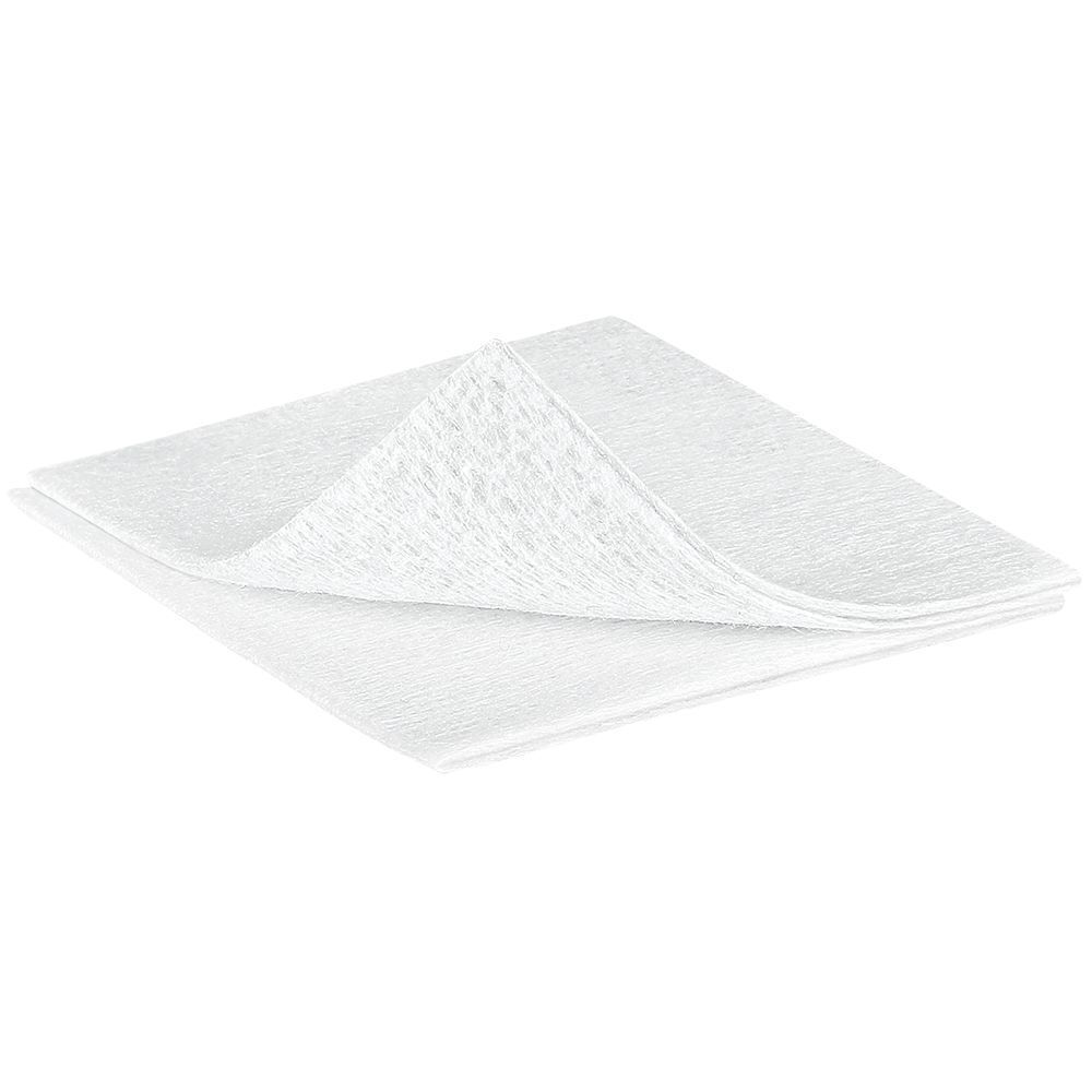 Witte, vierkante non-woven kompres. Eén kompres is gedeeltelijk opengevouwen.