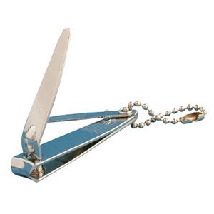 Geopende nagelknipper met ketting, metaal. Lemmet en handvat met geribbeld oppervlak. Kogelketting.