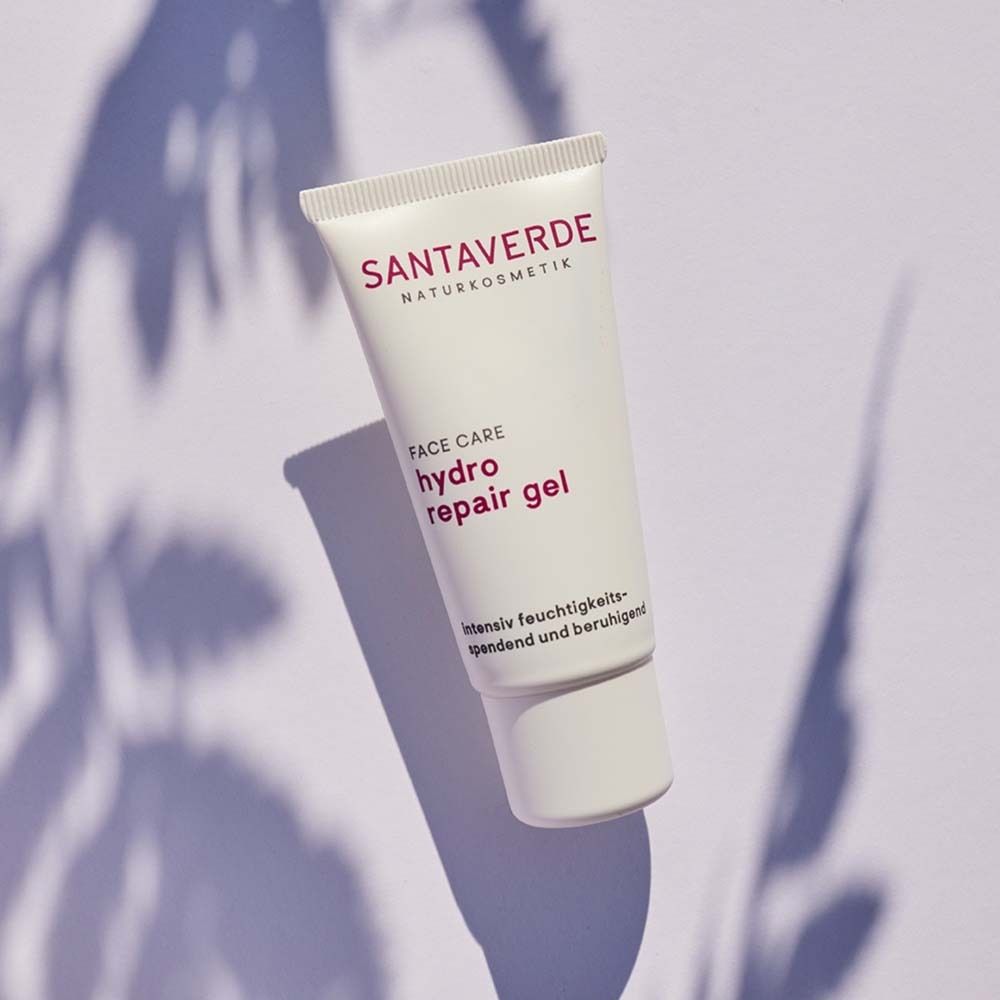 Witte tube SANTAVERDE Hydro Repair Gel. Roze tekst. Schaduw. Gezichtsverzorging. Dop onderaan.
