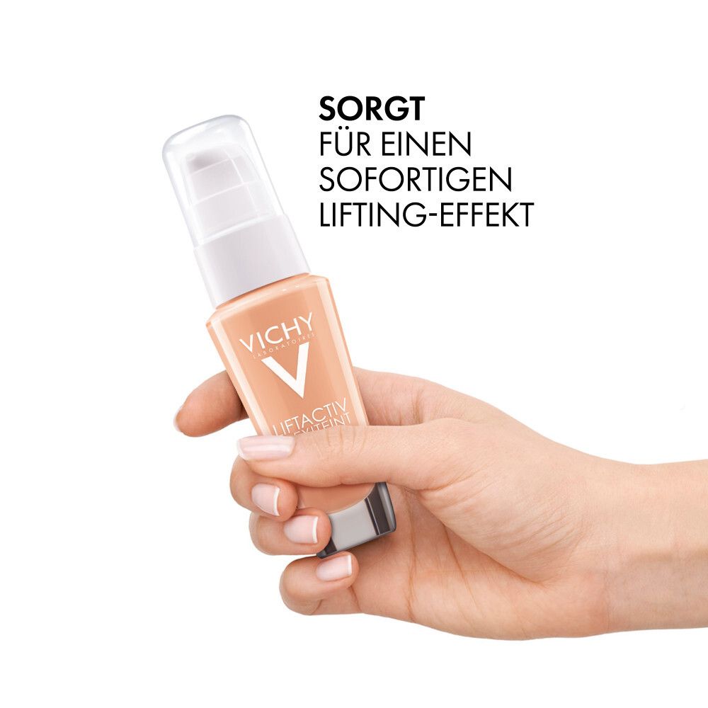 Sérum Vichy Liftactiv dans un flacon pompe, tenu par une main.