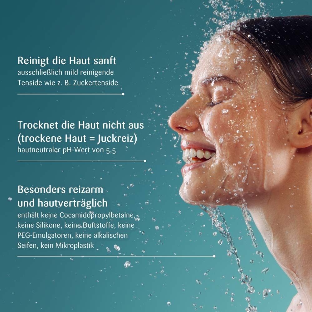 Profiel van een vrouw, water spat op het gezicht, milde reiniging, huidneutrale pH.