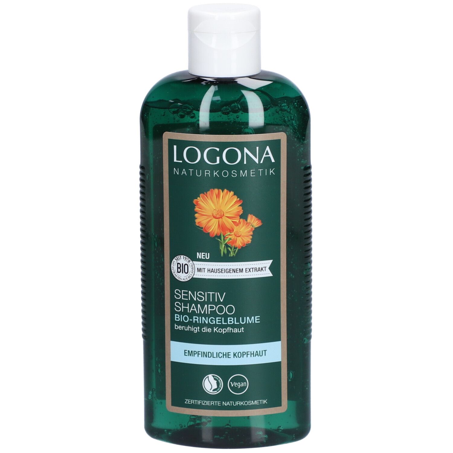 Groene fles met witte dop. Opschrift LOGONA Naturkosmetik, Sensitiv Shampoo Bio-Ringelblume. Vegan-zegel.