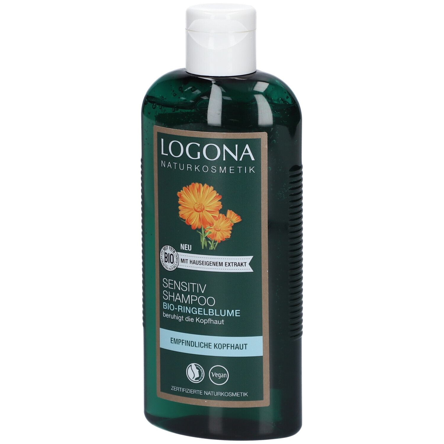 Groene fles met witte dop. Opschrift LOGONA Naturkosmetik, Sensitiv Shampoo Bio-Ringelblume. Vegan-zegel.