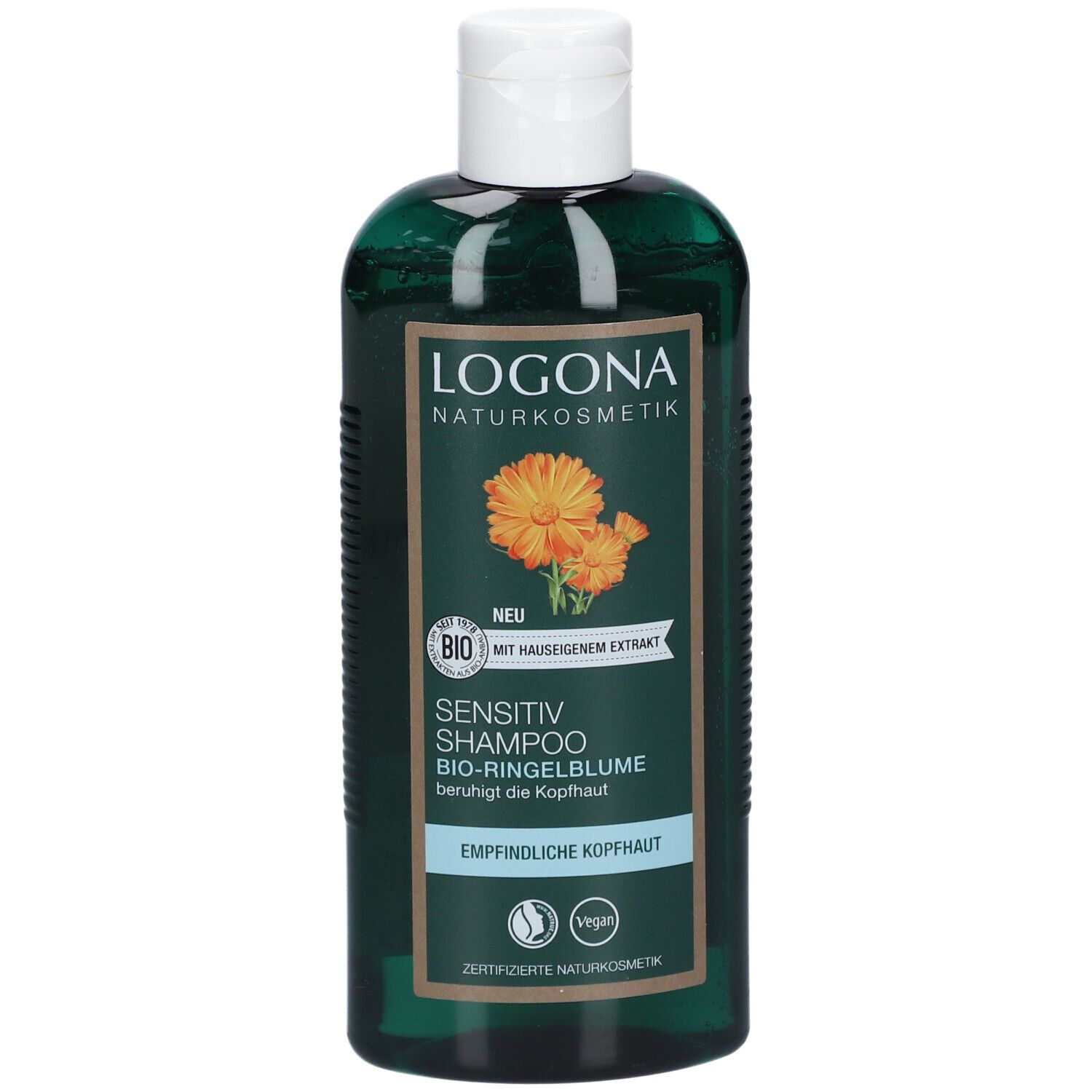 Groene fles met witte dop. Opschrift LOGONA Naturkosmetik, Sensitiv Shampoo Bio-Ringelblume. Vegan-zegel.
