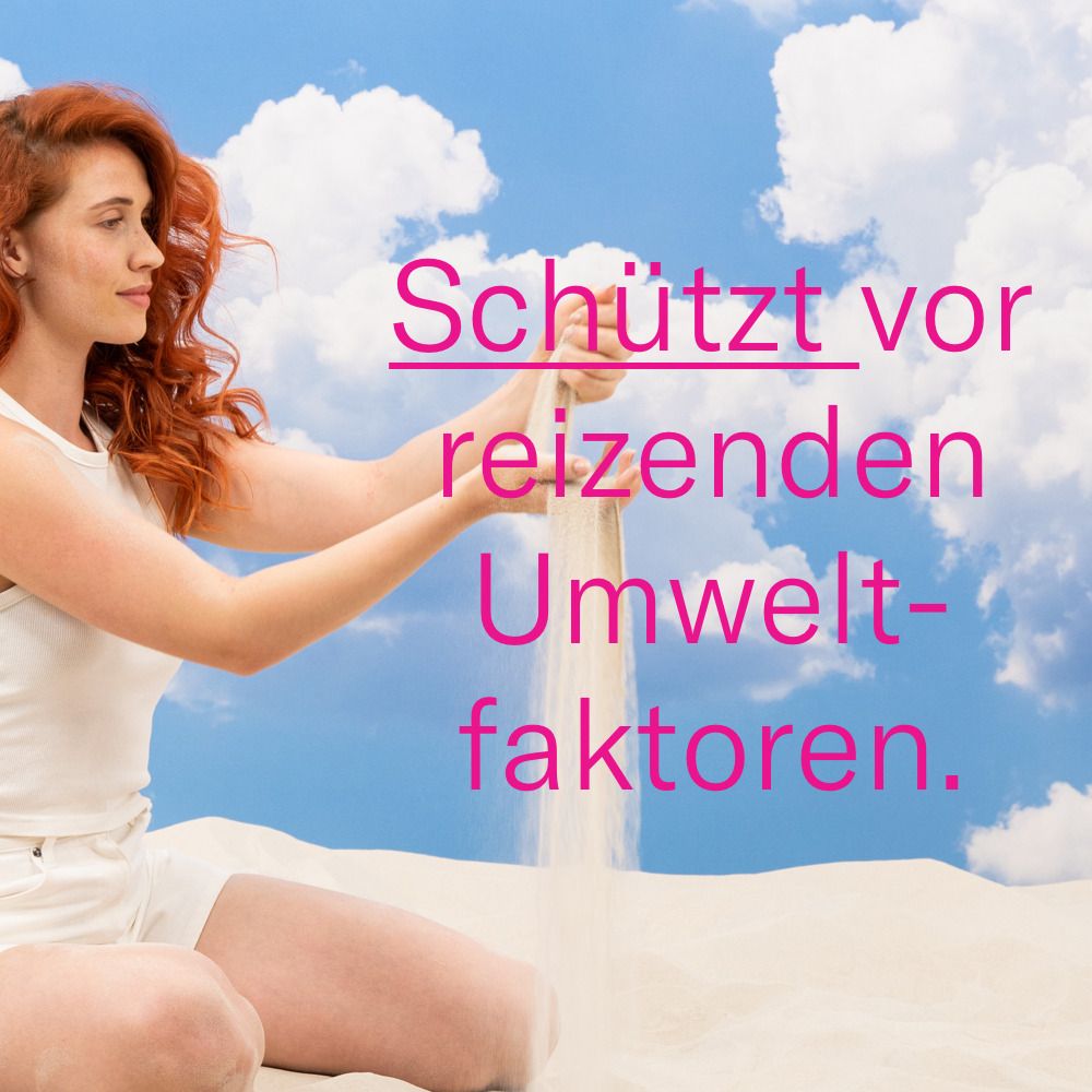 Femme avec du sable. Texte: Protège des facteurs environnementaux irritants. Ciel bleu.