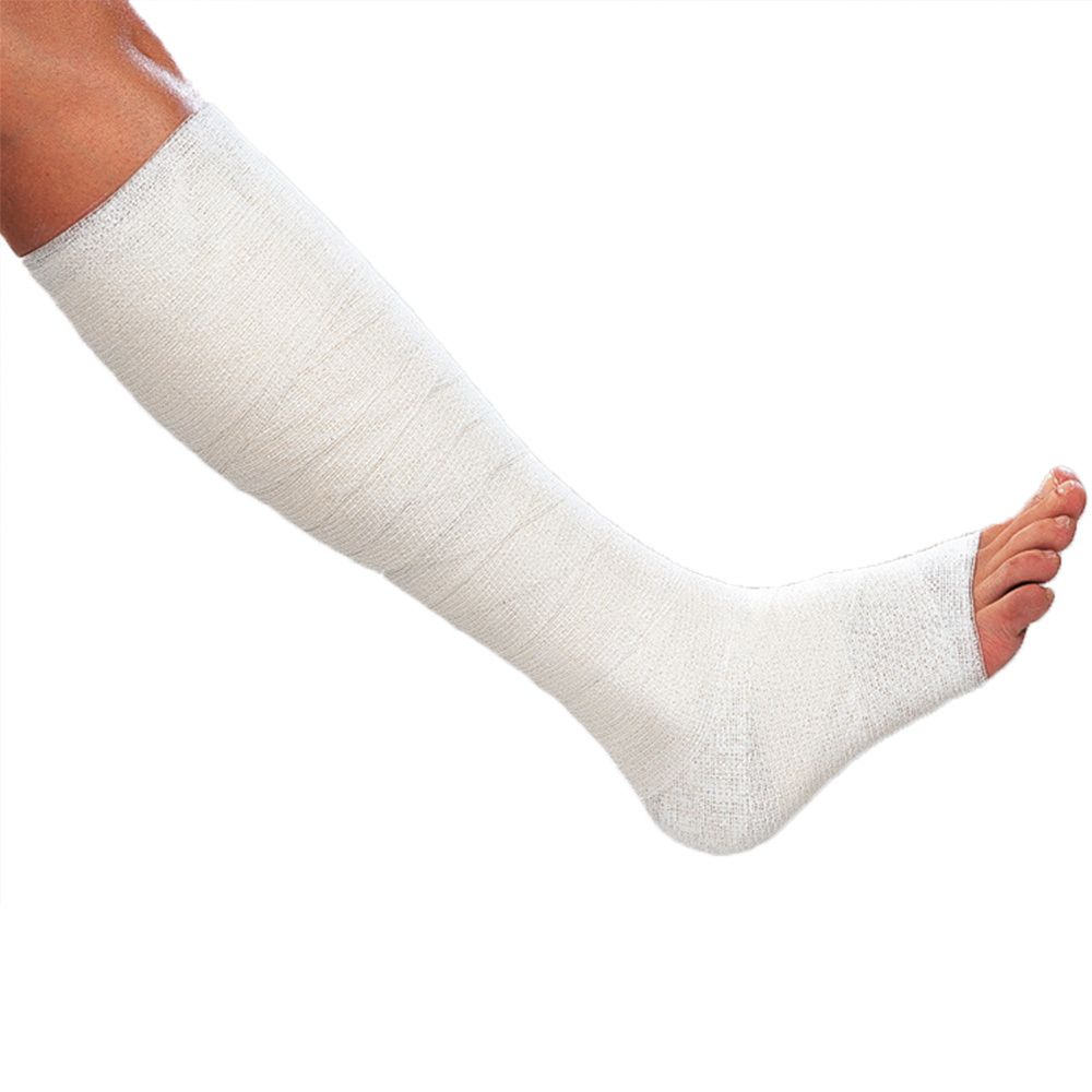 Jambe bandée en blanc. Le bandage recouvre le pied et la jambe jusqu'au genou. Le pied est partiellement visible.