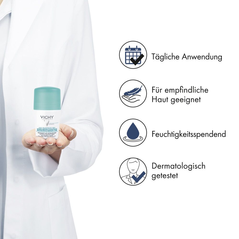 Déodorant roll-on Vichy avec bouchon turquoise, tenu par une main en blouse de laboratoire.