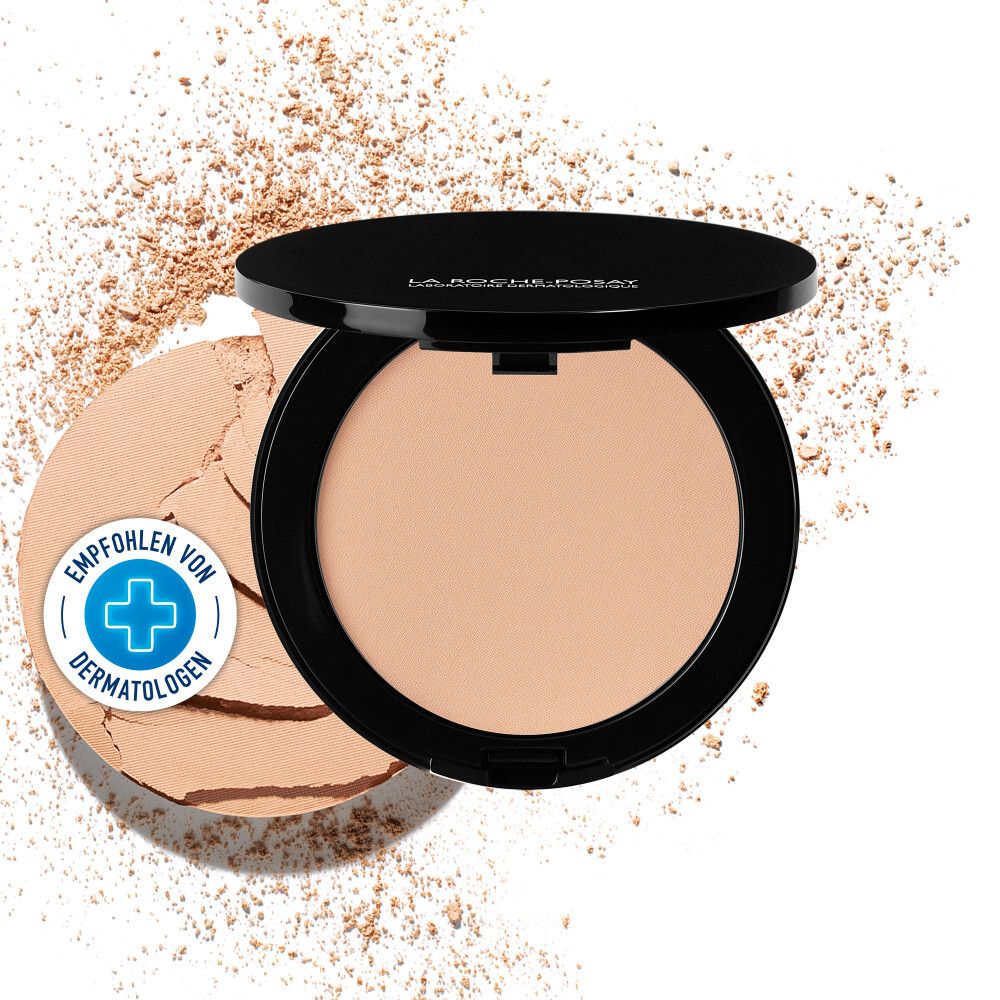 Poudre compacte avec couvercle noir ouvert. Forme ronde, couleur claire. Inscription : Recommandé par les dermatologues.