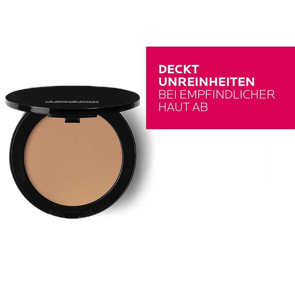 Poudre compacte avec couvercle noir ouvert. Forme ronde, couleur claire. Inscription : Couvre les imperfections sur les peaux sensibles.
