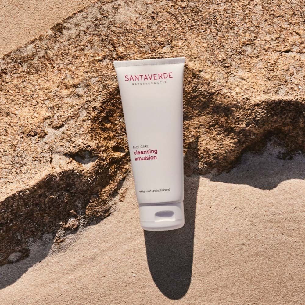 Tube blanc avec inscription SANTAVERDE NATURKOSMETIK, 'FACE CARE cleansing emulsion' en lettres violettes.