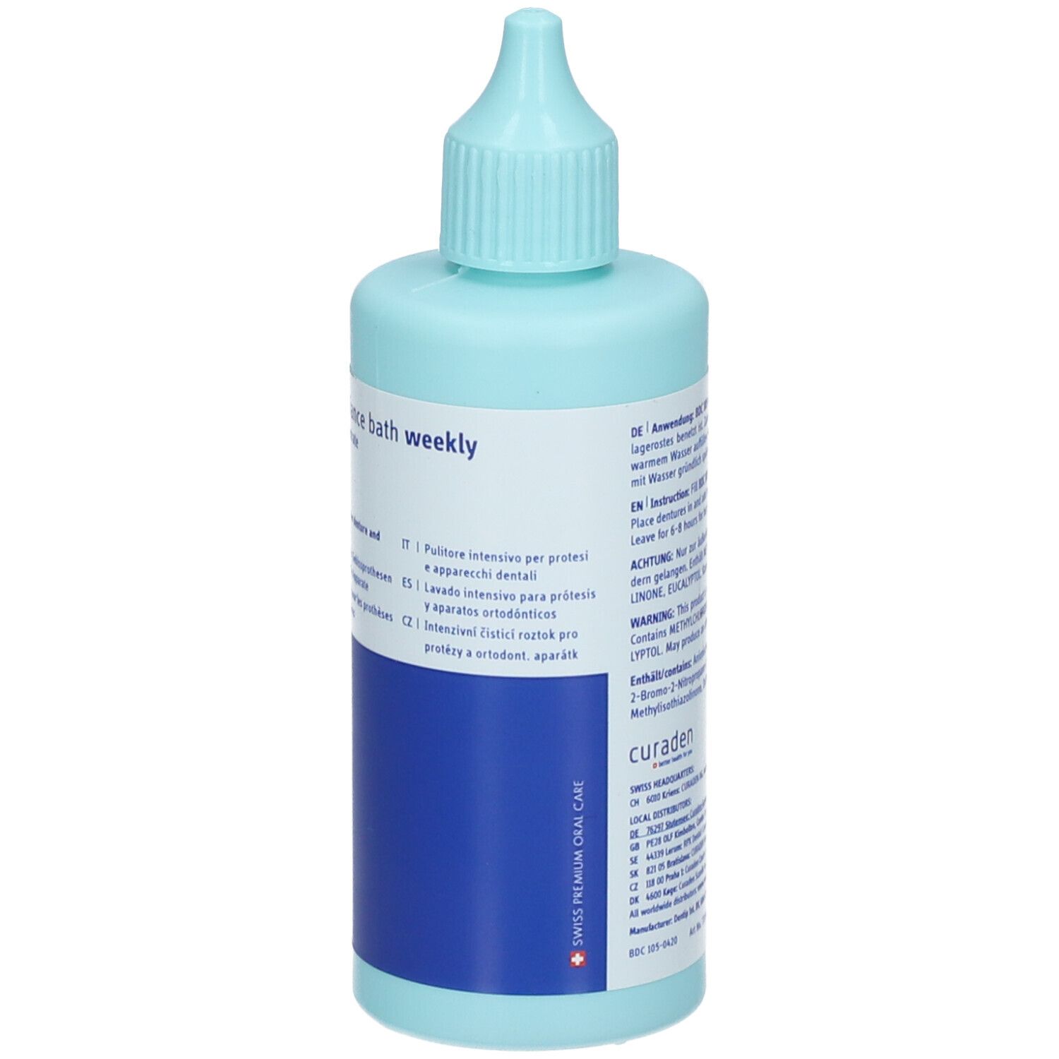 Flacon bleu clair avec bouchon doseur. Inscription : dental appliance bath weekly, 100 ml, CURAPROX. Croix suisse.