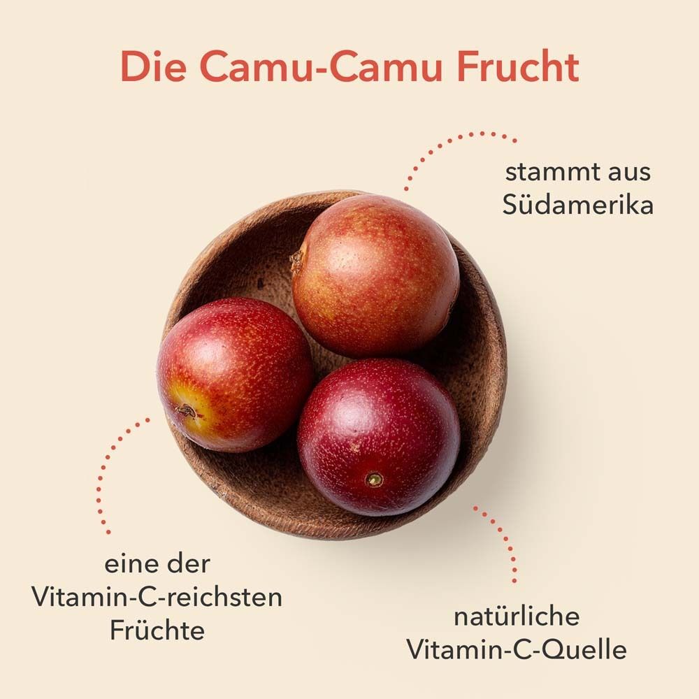Drie rode Camu-Camu vruchten in een houten kom. Tekst: De Camu-Camu vrucht.