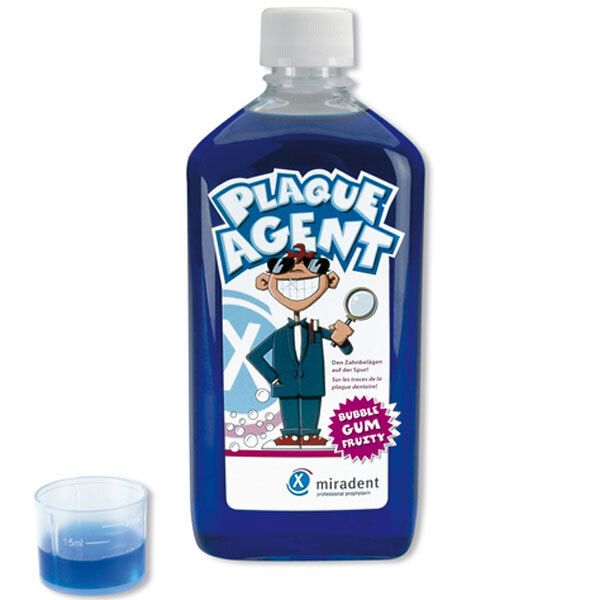 Flacon de liquide avec étiquette "PLAGUE AGENT" et gobelet doseur. Personnage de dessin animé avec loupe.