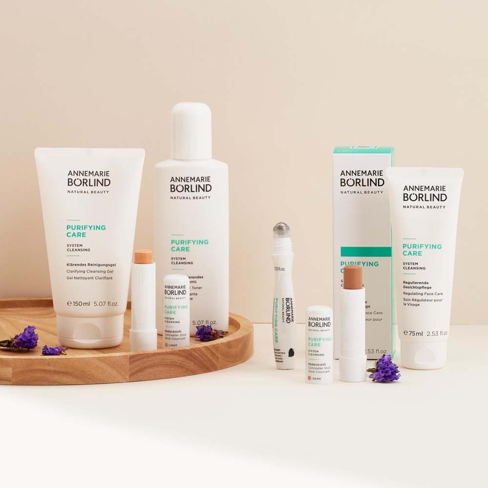 Divers produits cosmétiques sur plateau. Marque : ANNEMARIE BÖRLIND. Produits blancs et bruns.
