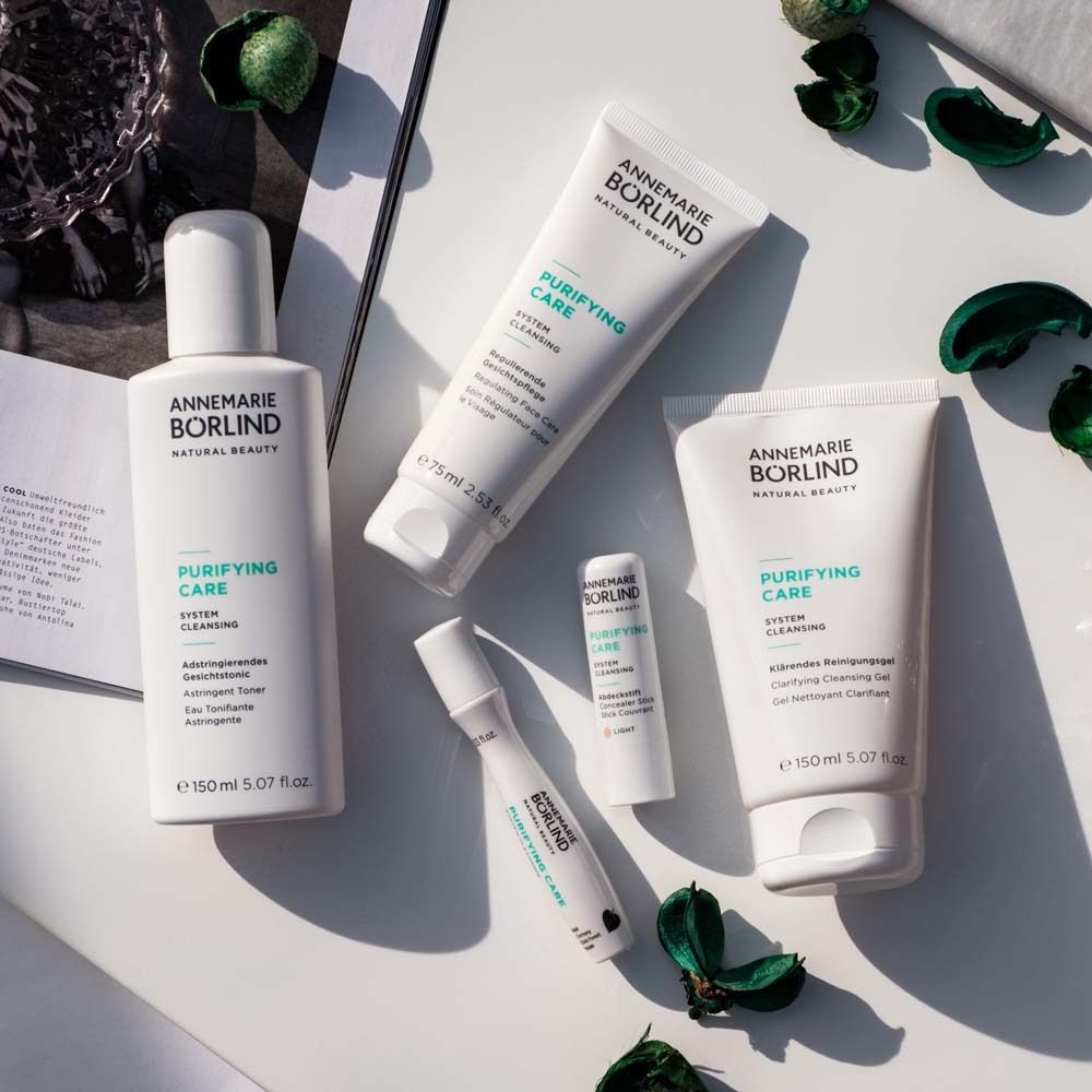 Divers produits cosmétiques sur fond blanc. Marque : ANNEMARIE BÖRLIND. Produits blancs.