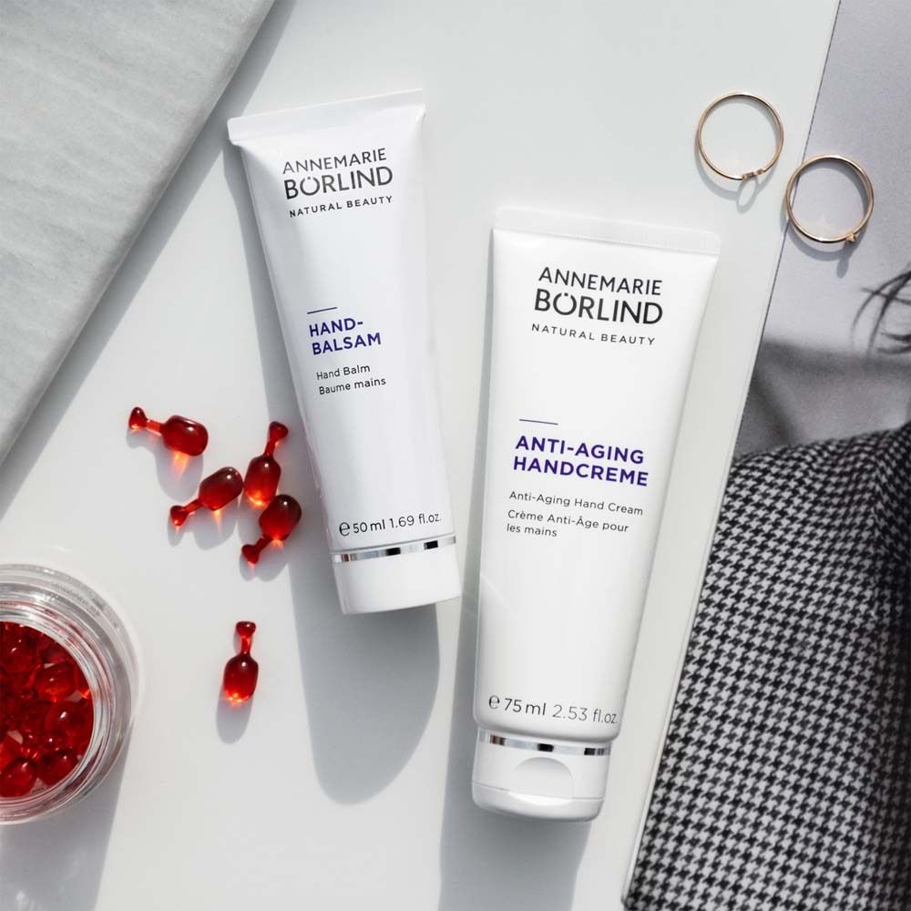 Twee tubes handcrème en accessoires. Merk: ANNEMARIE BÖRLIND. Hand-Balsam en Anti-Aging Handcreme.