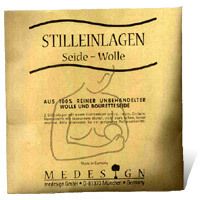 Verpakking met zoogcompressen zijde/wol. Tekst: Stilleinlagen, Seide-Wolle, Aus 100% reiner Wolle und Bouretteseide. Medesign.