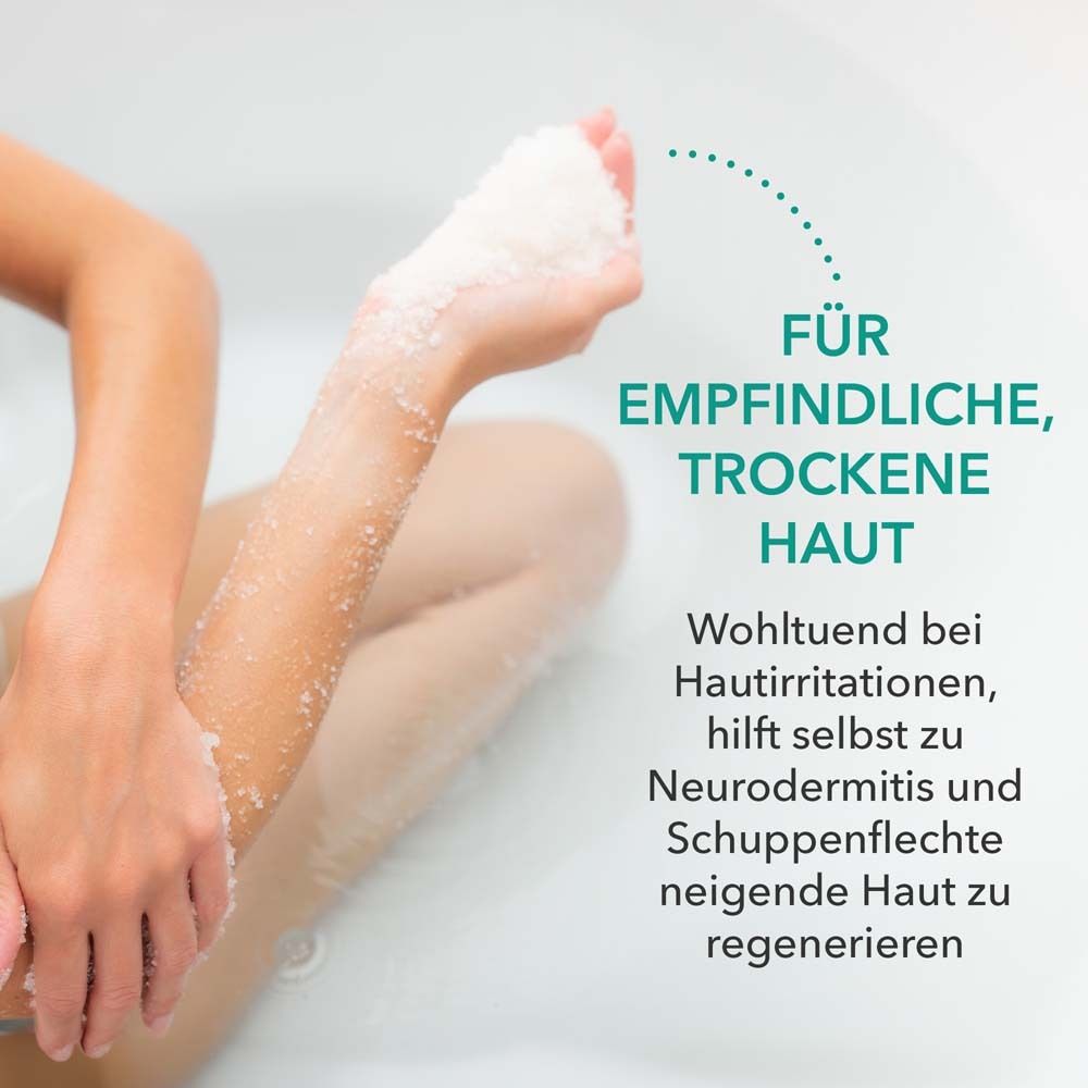 Persoon die badzout op de huid aanbrengt. Tekst: Voor de gevoelige, droge huid. Helpt bij huidirritatie, eczeem en psoriasis.