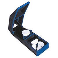 Coupe-comprimés bleu ouvert, avec comprimé et comprimés coupés. Plastique. Forme rectangulaire.