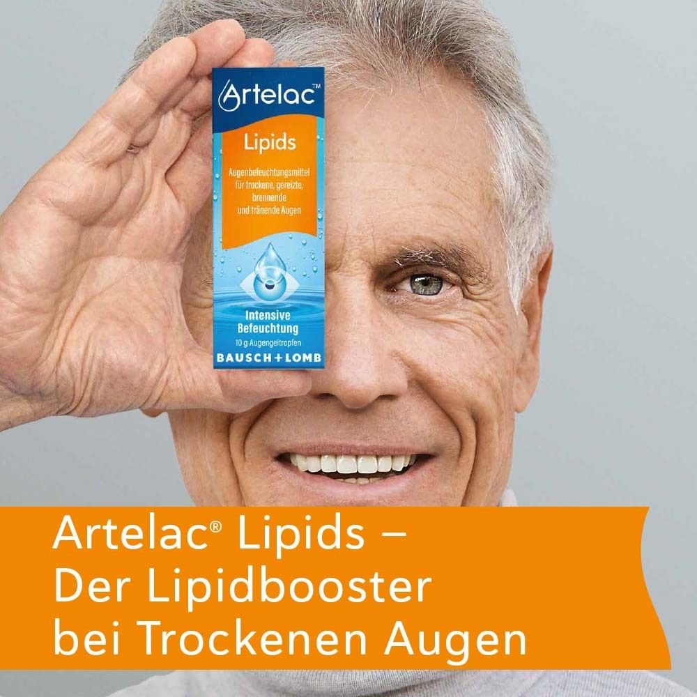 Un homme tient l'emballage d'Artelac Lipids devant son œil. Fond orange avec du texte.