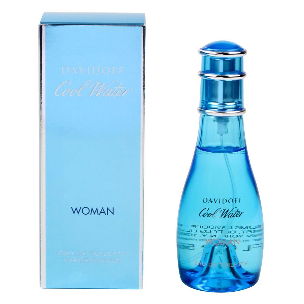 Blauwe parfumfles en doos. Opschrift: DAVIDOFF Cool Water WOMAN. Fles met verstuiver.