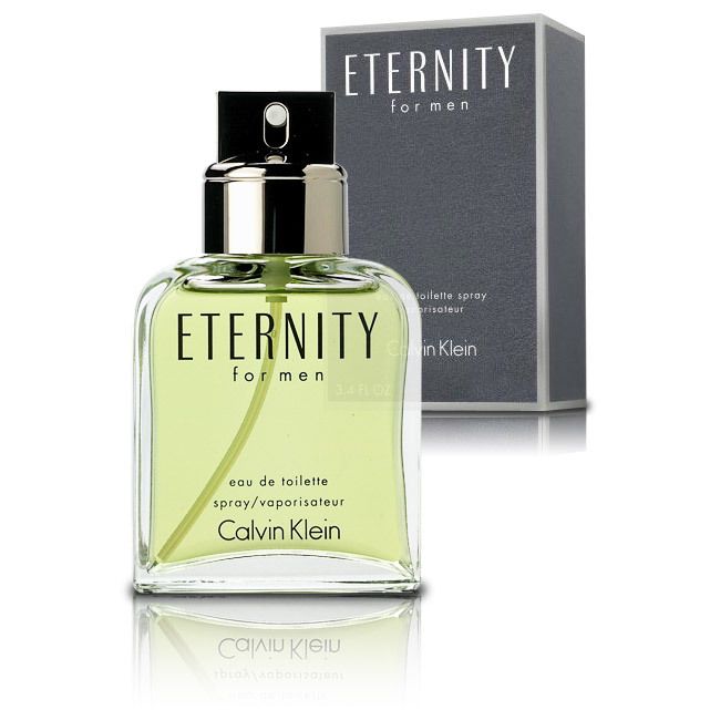 Eau de toilette fles en verpakking. Opschrift: ETERNITY for men, Calvin Klein. Vierkante fles met zilveren dop.