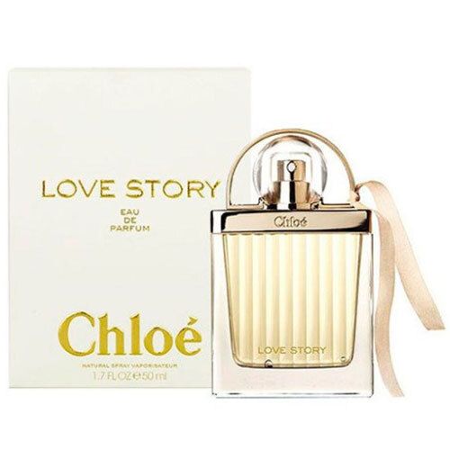 Flacon et boîte de parfum. Inscription : Love Story, Eau de Parfum, Chloé. Flacon avec bouchon doré et ruban.