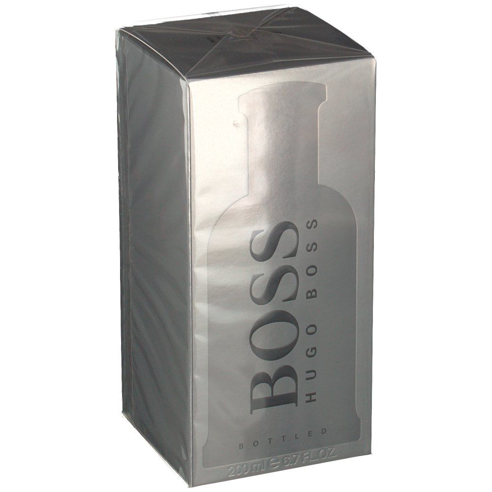 Boîte rectangulaire argentée avec logo BOSS et contour de flacon. Film transparent enveloppant la boîte.