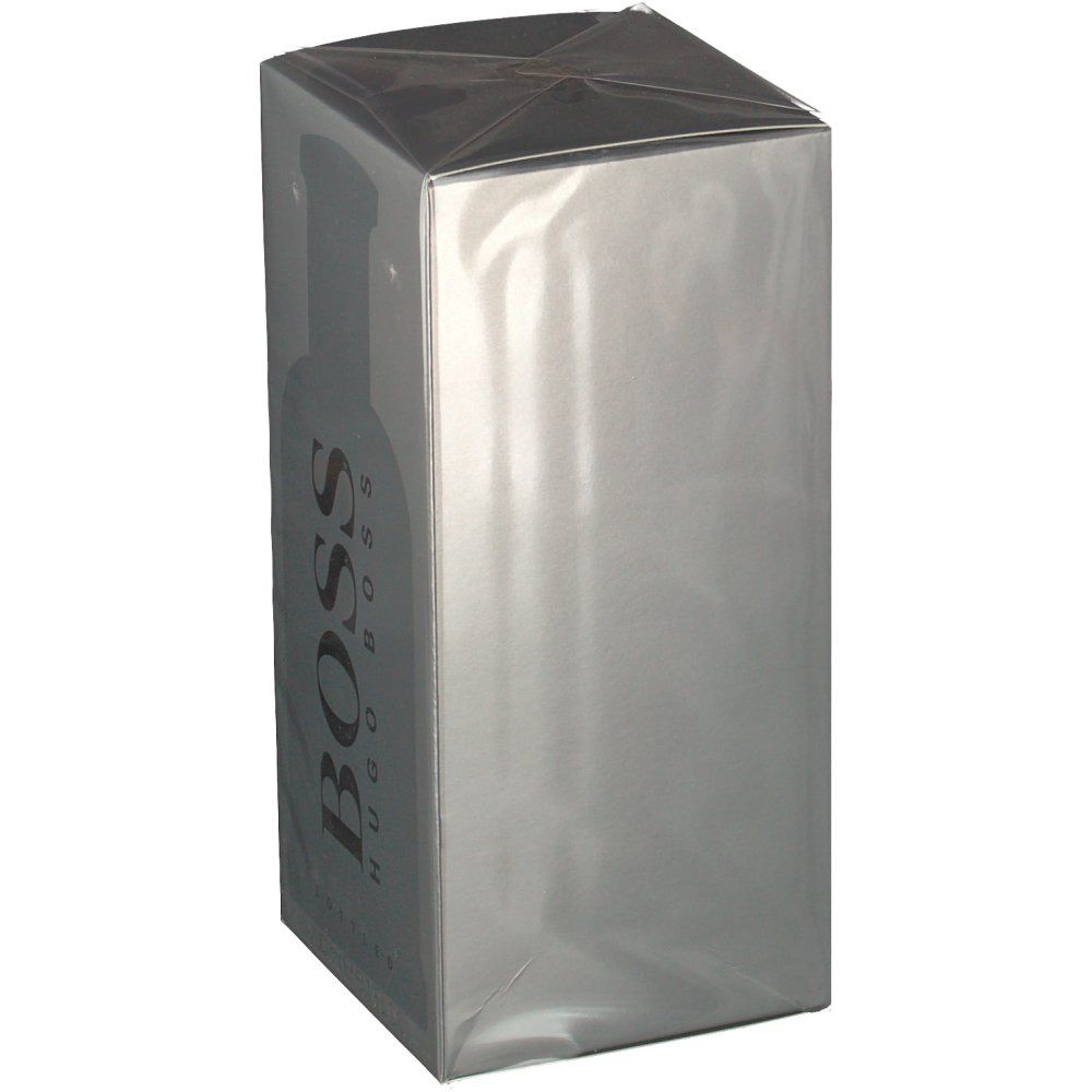 Boîte rectangulaire argentée avec logo BOSS et contour de flacon. Film transparent enveloppant la boîte.