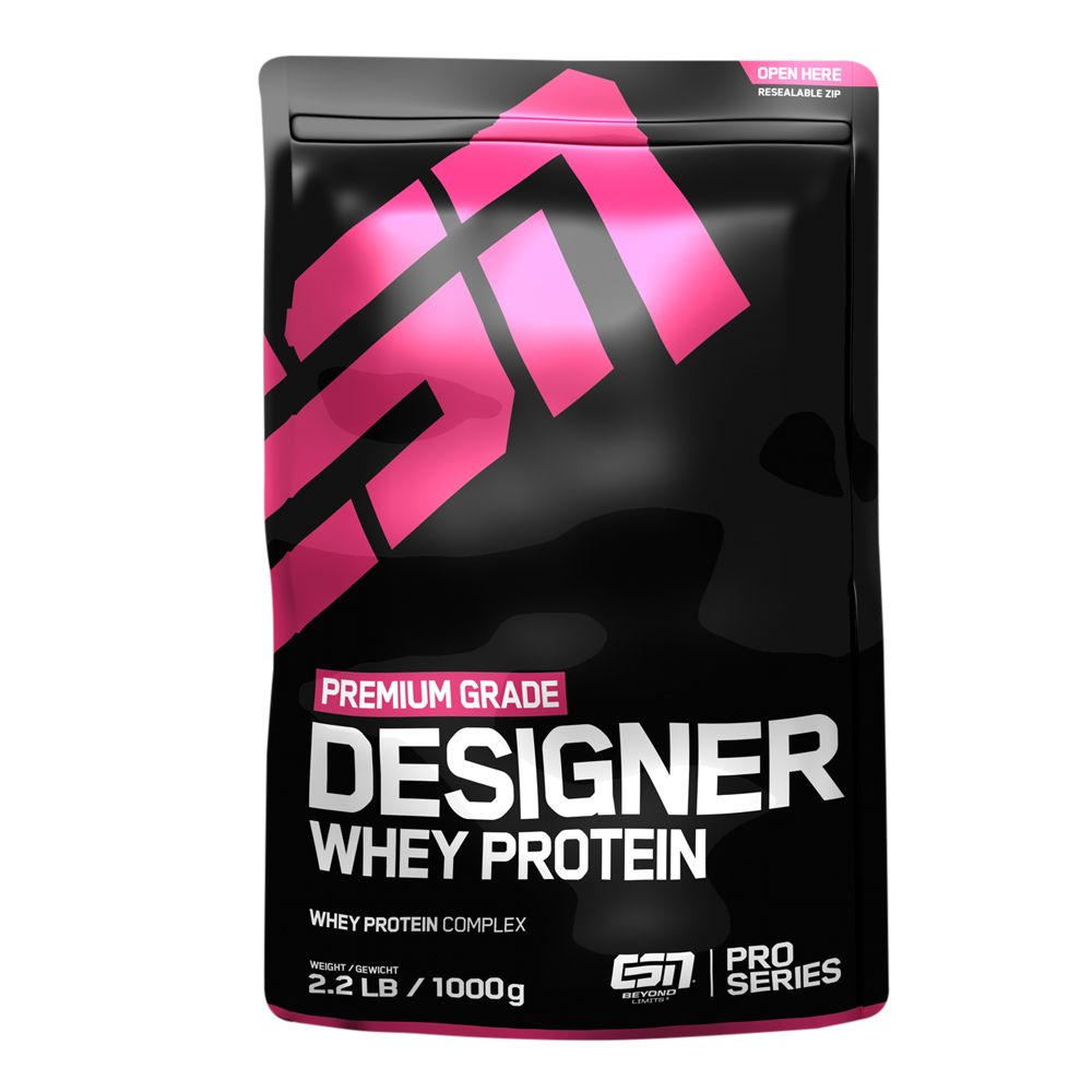 Emballage noir avec logo rose et texte. Contient "DESIGNER WHEY PROTEIN". Poids : 2,2 LB / 1000g. Marque : ESN.