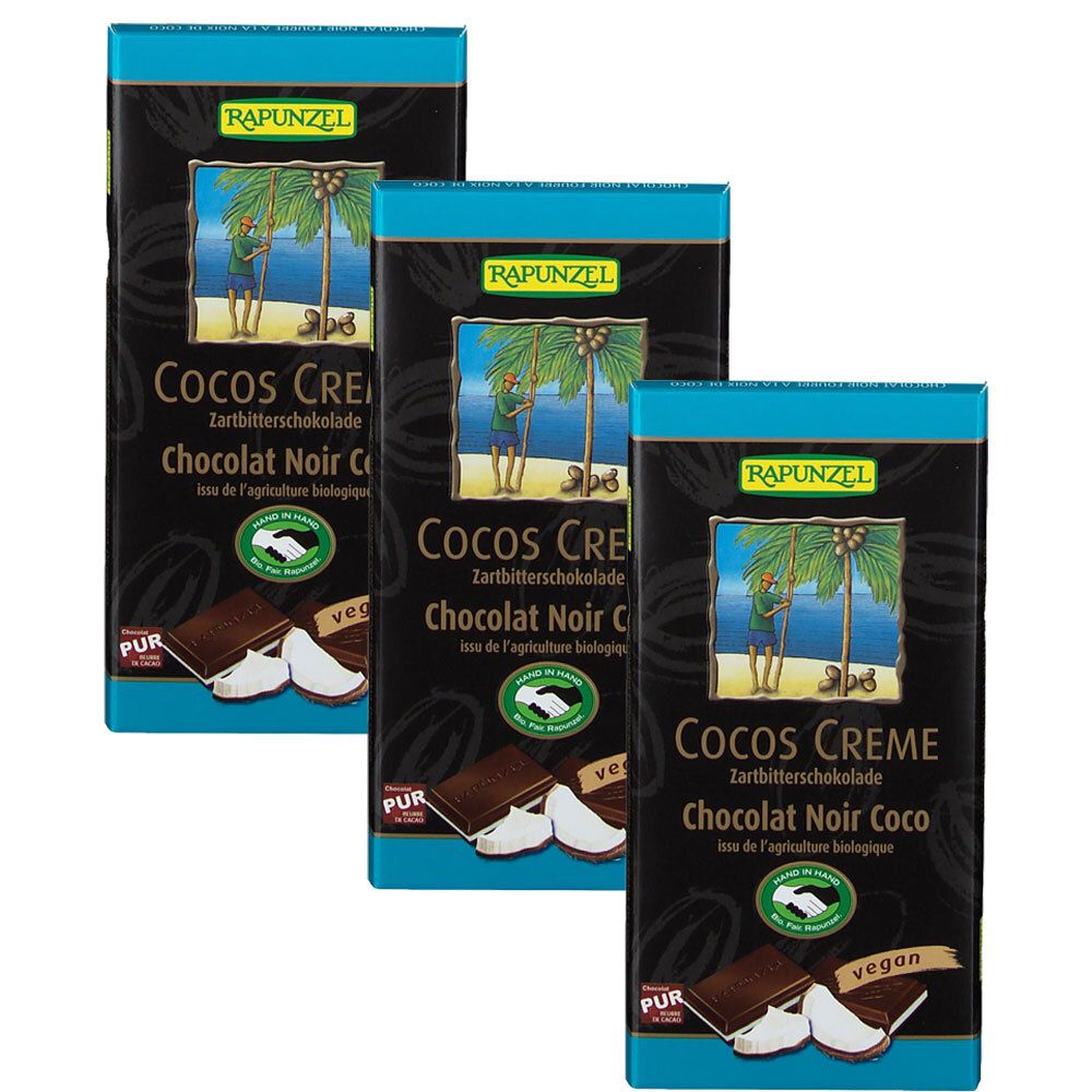Drie chocoladeverpakkingen met blauwe rand. Opschrift: RAPUNZEL, COCOS CREME, Zartbitterschokolade, Chocolat Noir Coco. Vegan-zegel.