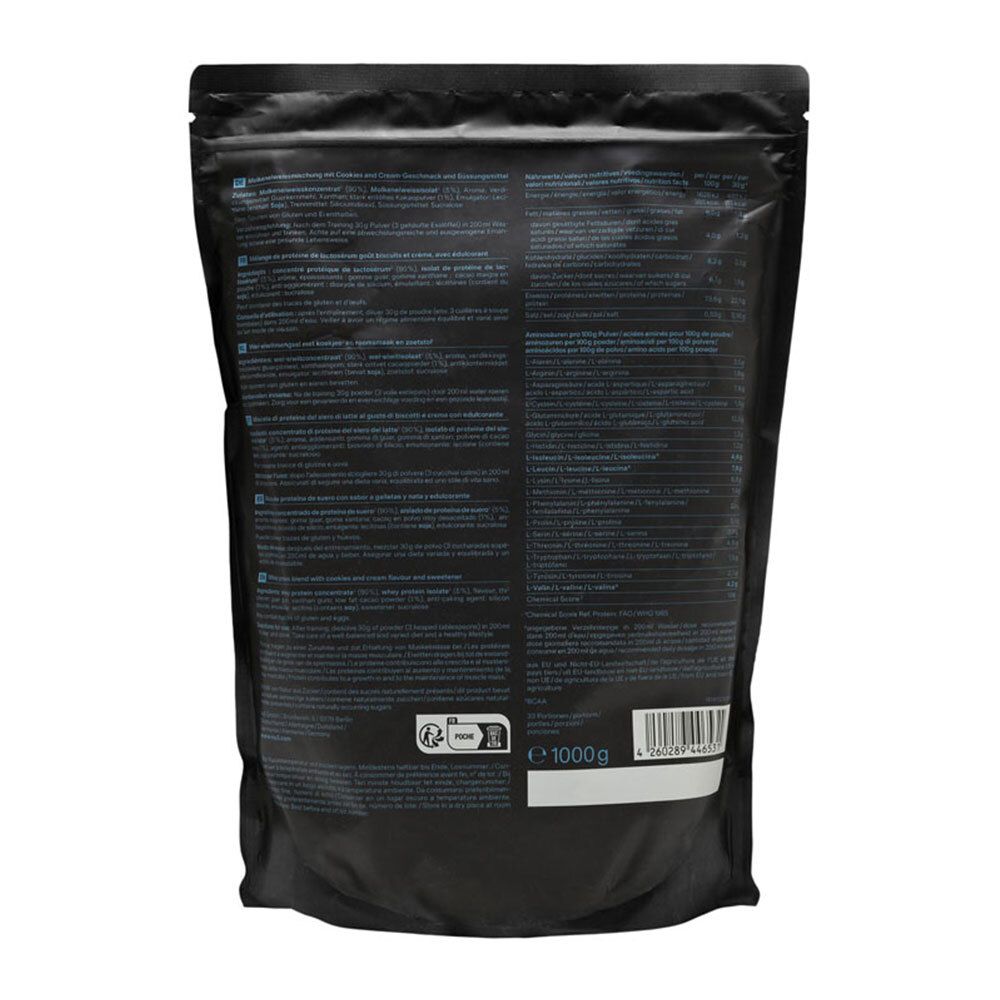 Achterkant van een zwarte zak nu3 Performance Whey. Tekst: voedingswaarde, ingrediënten, fabrikantinfo, barcode, 1000g.