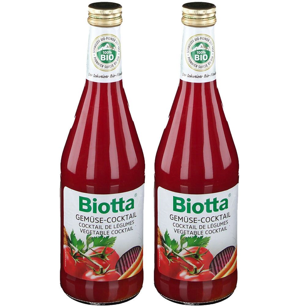 Deux bouteilles de Biotta Gemüse-Cocktail. Liquide rouge dans des bouteilles en verre avec des bouchons dorés. Étiquette avec logo et nom du produit.