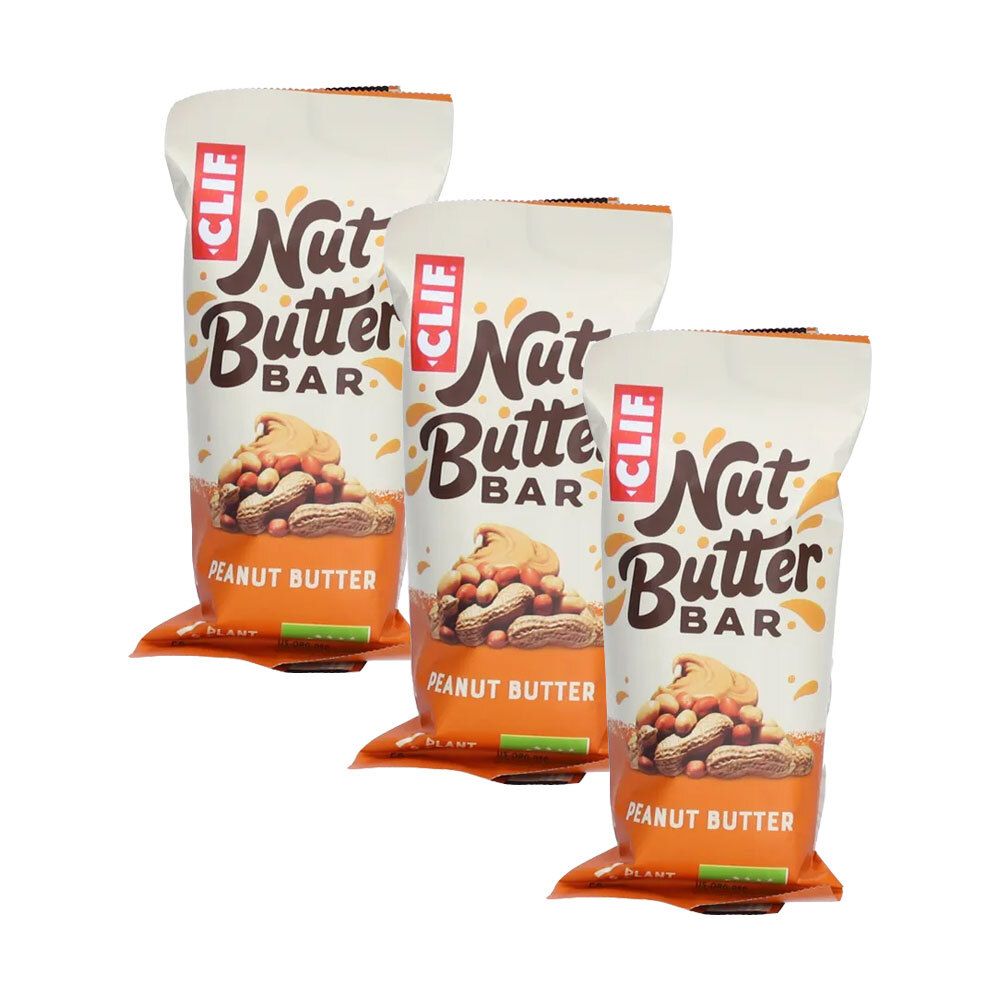 Drie verpakte CLIF Nut Butter Bar pindakaas repen. Wit, met logo en productafbeelding. Oranje accenten.