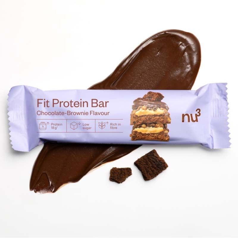 nu3 Fit Protein Bar Chocolade Brownie reep met chocolade brownie vulling, omgeven door chocoladesaus en kruimels.