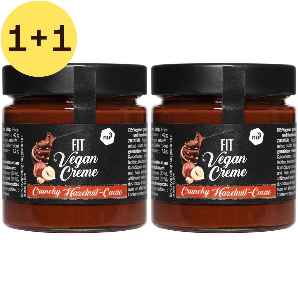 Twee potten Fit Vegan Crème Crunchy Hazelnut-Cacao met zwarte deksel en rood etiket. Opschrift: Vegan Crème, bron van eiwitten, weinig suiker.