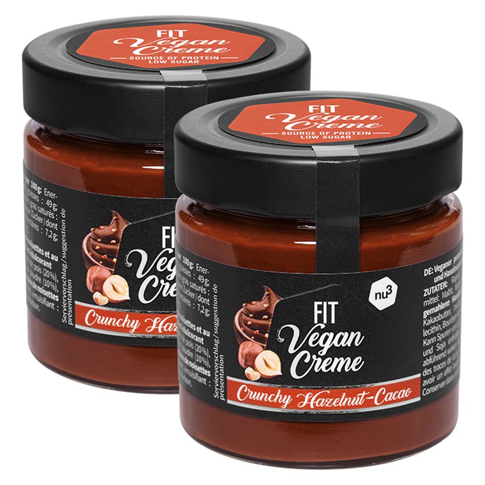 Deux pots de crème protéinée vegan avec couvercles noirs et étiquettes rouges. Inscription : Crunchy Hazelnut-Cacao.